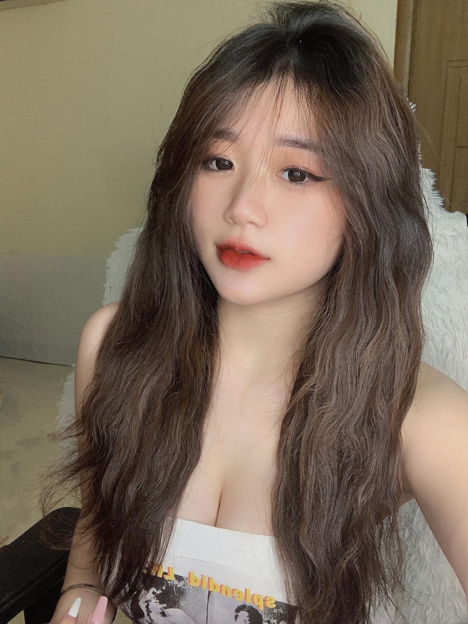 Em lung linh trong bộ đồ hấp dẫn, khiêu dâm