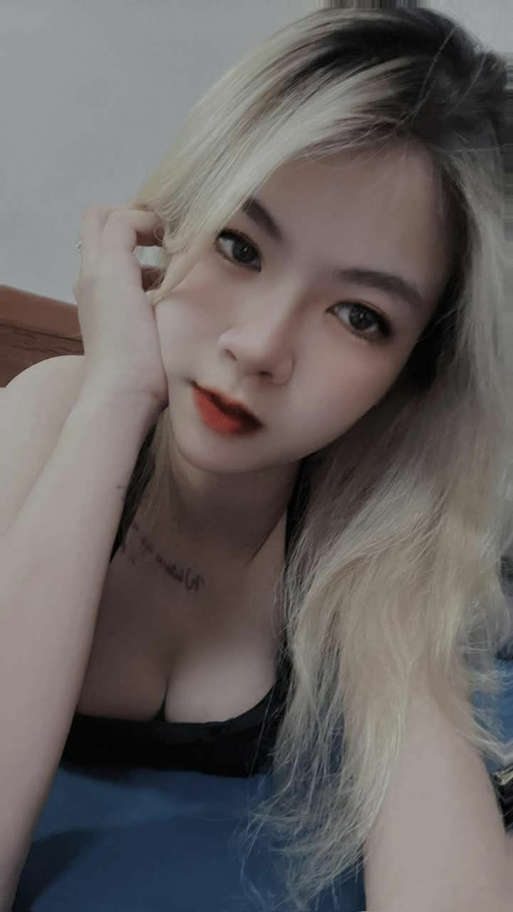 Một cô gái nước ngoài siêu đắt giá, đầy đặn như minh tinh điện ảnh Âu Mỹ, với bộ ngực siêu cao lớn hơn cả quả đu đủ và đôi mắt xanh to quá đỗi quyến rũ. Cái cu to của anh trai không làm chúng ta xấu hổ